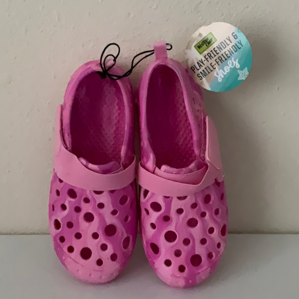 🌺$3.00 Western Chief Pink Water Shoes Perforated Design